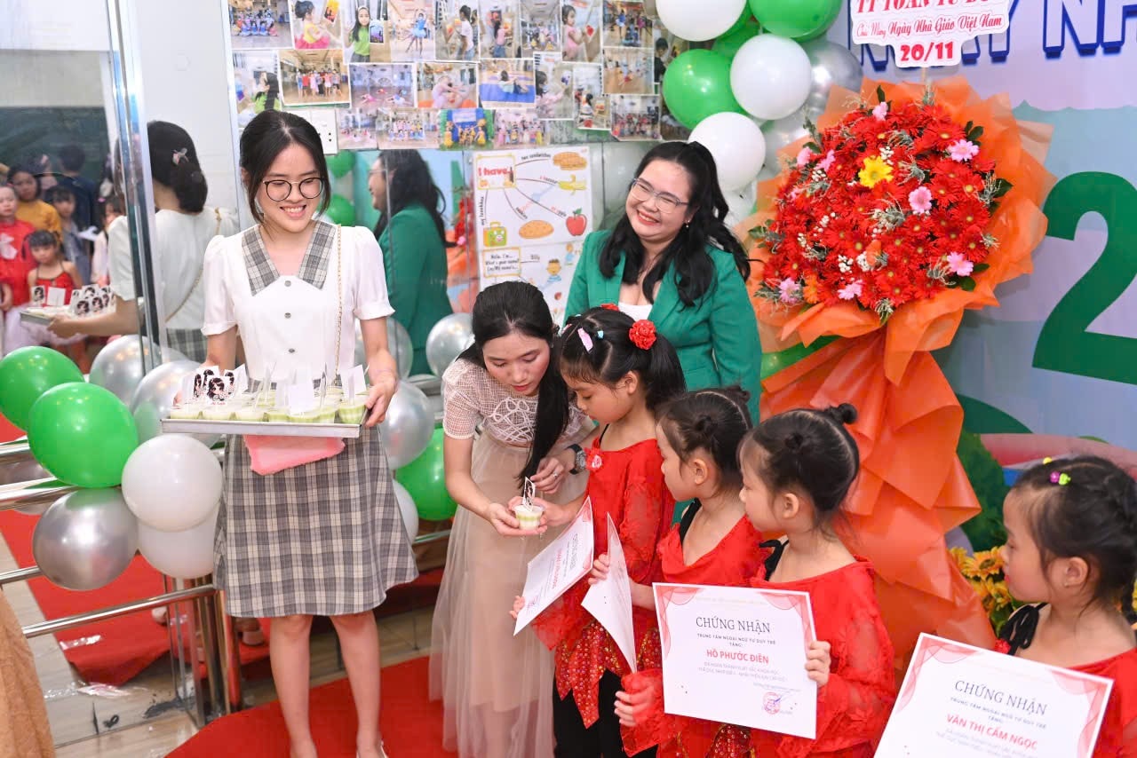 Học viên nhận chứng chỉ